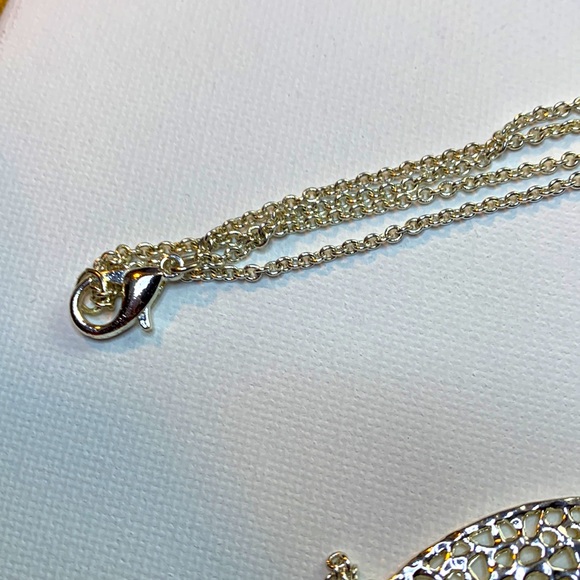 Beautiful double layers vintage silver toned necklace with leaves pattern - Picture 4 of 4